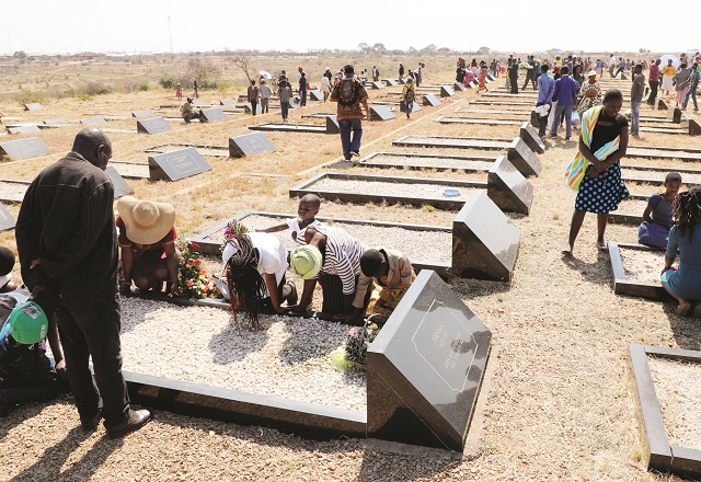 Zimbabweans pay tribute to fallen heroes, heroines