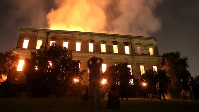 Massive fire rips through 200yr old Rio National Museum
