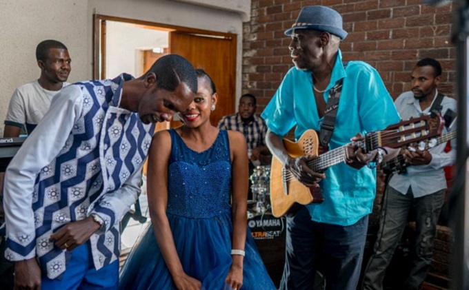 Tuku surprises couple with performance at wedding