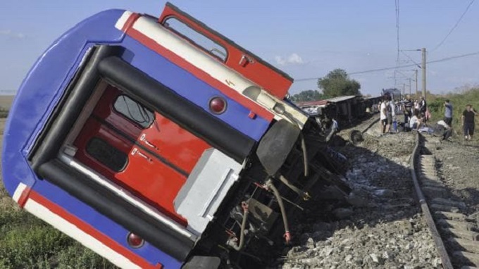Hundreds stranded as train derails