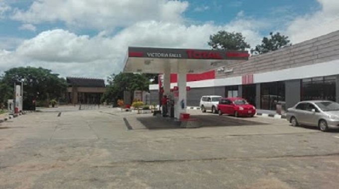 Motorists shut down fuel service station