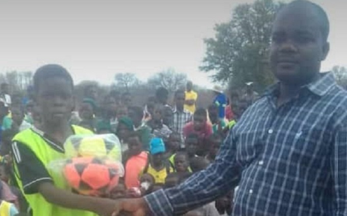 OMalayitsha donate kits in Matobo