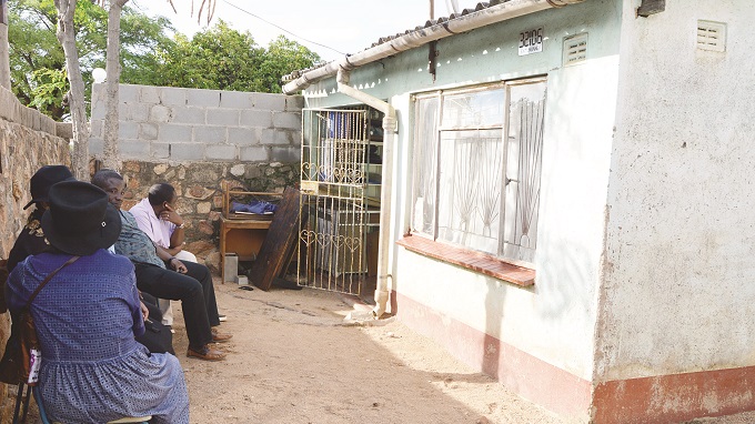 Man ‘axes’ wife, hangs self