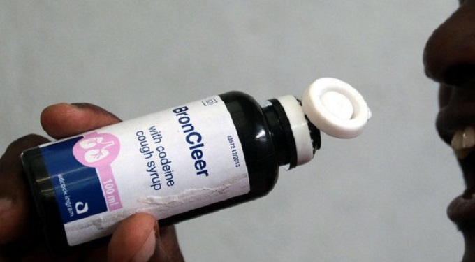WOMAN DIES AFTER SWALLOWING DRUGS IN ARREST DRAMA, Broncleer bust turns deadly as police tighten screws on dealers