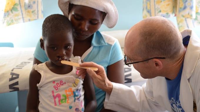 US doctors conduct free operations