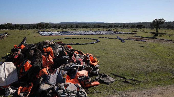 Greece offers compromise on migrant centres
