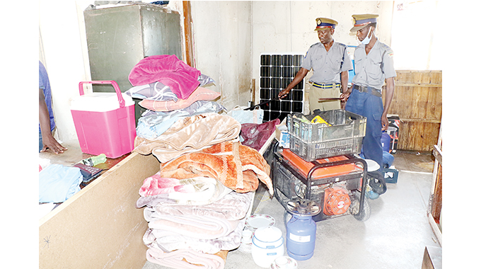 House breakers bury $500 000 loot
