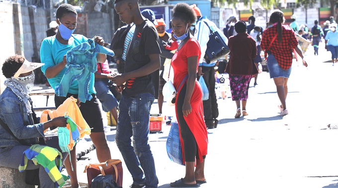 Street vendors sneak back