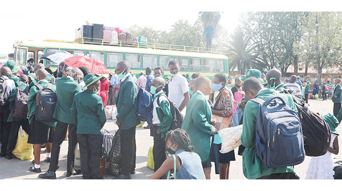 5 300 new teachers start work – Schools open for last group of pupils