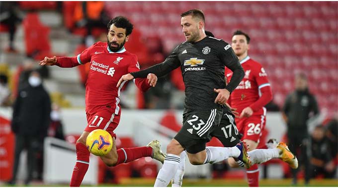 Man Utd retain top spot, Tottenham sparkle