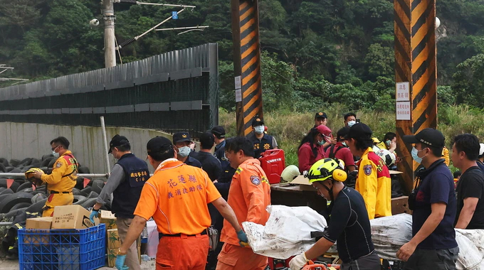 Taiwan minister accepts responsibility for train crash