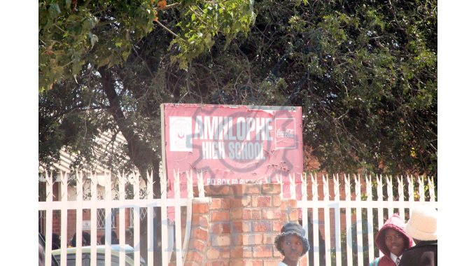 23 high school pupils fall into a hysteria, lessons suspended