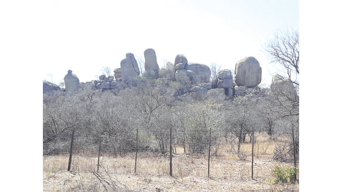 Guyu-Manama Road balancing rocks, a sight to behold
