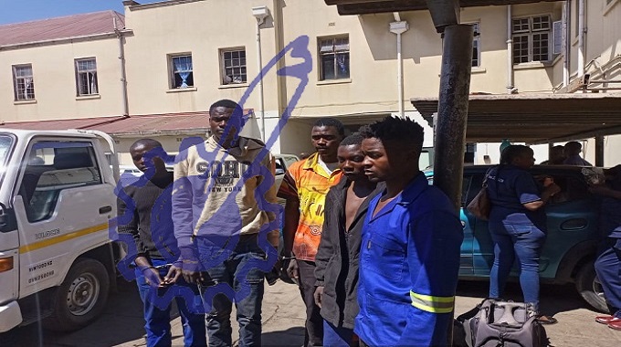 Police arrest five machete wielding carjackers