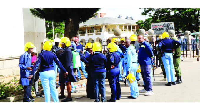BCC officers, vendors hurt in dawn market raid…Rubber bullets, fire engine water used in 5th Av operation