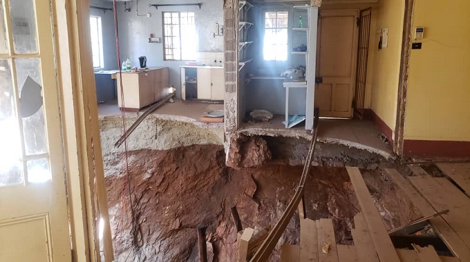 House collapses into mining tunnel
