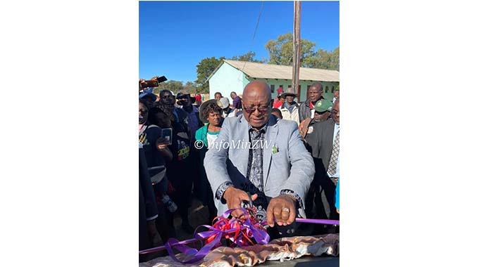 Midlands Minister Mavhima commissions Solar Mini Grid project