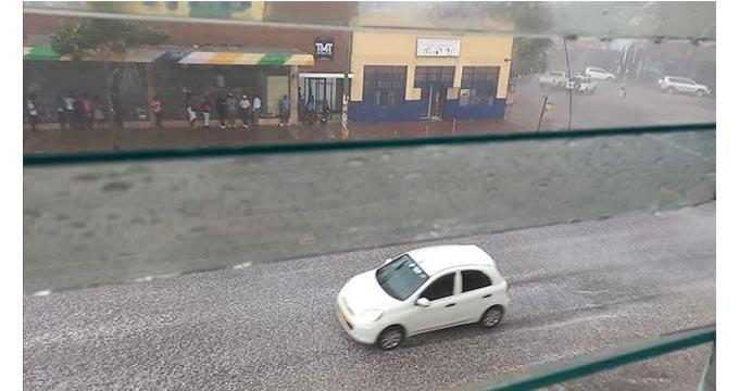 Sudden thunderstorm hits Bulawayo city centre