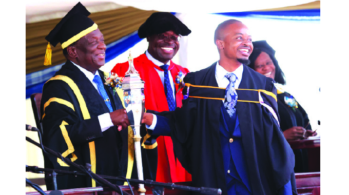 President caps 5 063 at UZ